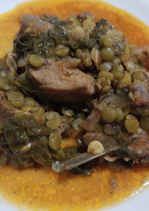Una foto de Costillas de cerdo con chícharo verde y acelga