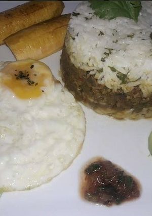 Una foto de Arroz tapado con Carne de Res