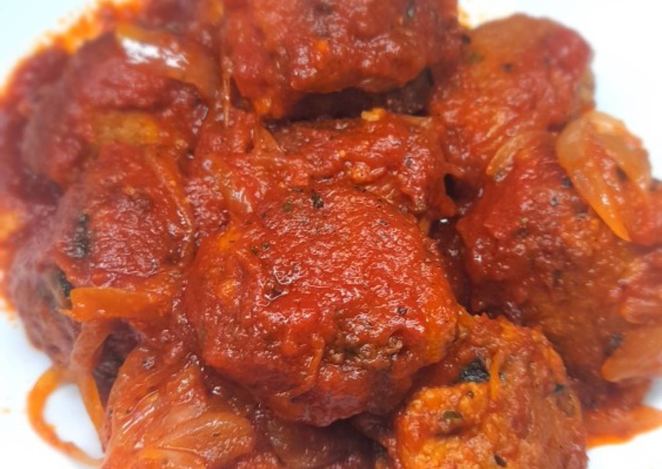 Albóndigas vegetarianas en salsa de cebolla con tomate