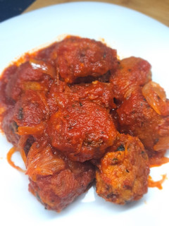 Una foto de Albóndigas vegetarianas en salsa de cebolla con tomate