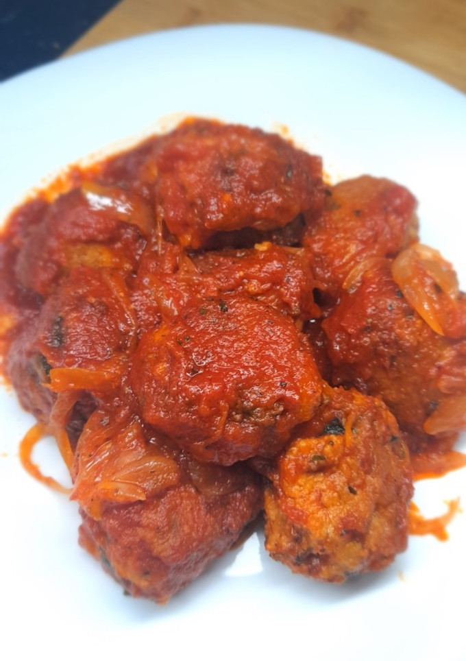 Una foto de Albóndigas vegetarianas en salsa de cebolla con tomate