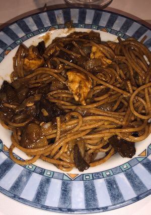 Una foto de Fideos con salsa de hongos de pino y pollo