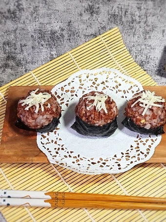 Langkah Mudah untuk Menyiapkan Resep  Onigiri Beras Merah yang Bisa Manjain Lidah, Menggugah Selera