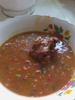 Una foto de Frijoles colorados con rabito de res