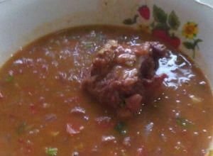 Una foto de Frijoles colorados con rabito de res