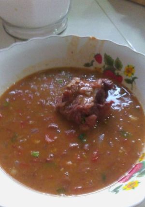 Una foto de Frijoles colorados con rabito de res