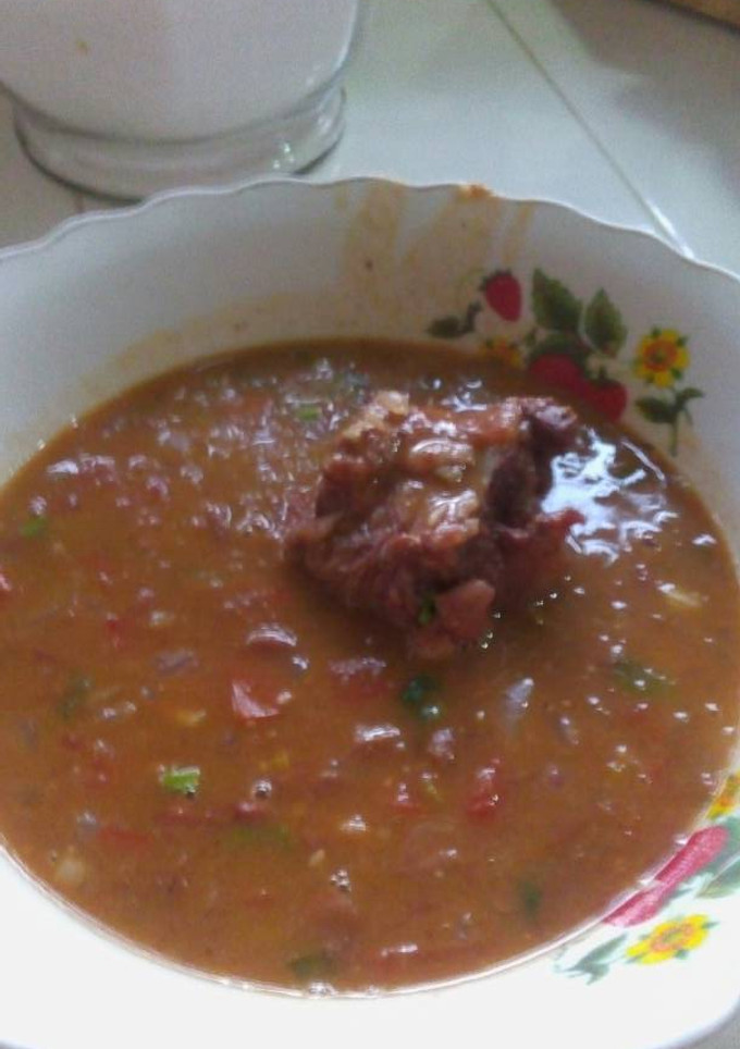 Una foto de Frijoles colorados con rabito de res