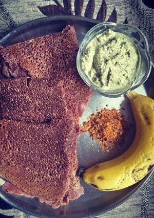A picture of Ragi dosa and chutney.