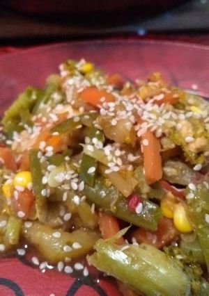 Una foto de Salteado de pollo y vegetales al wok