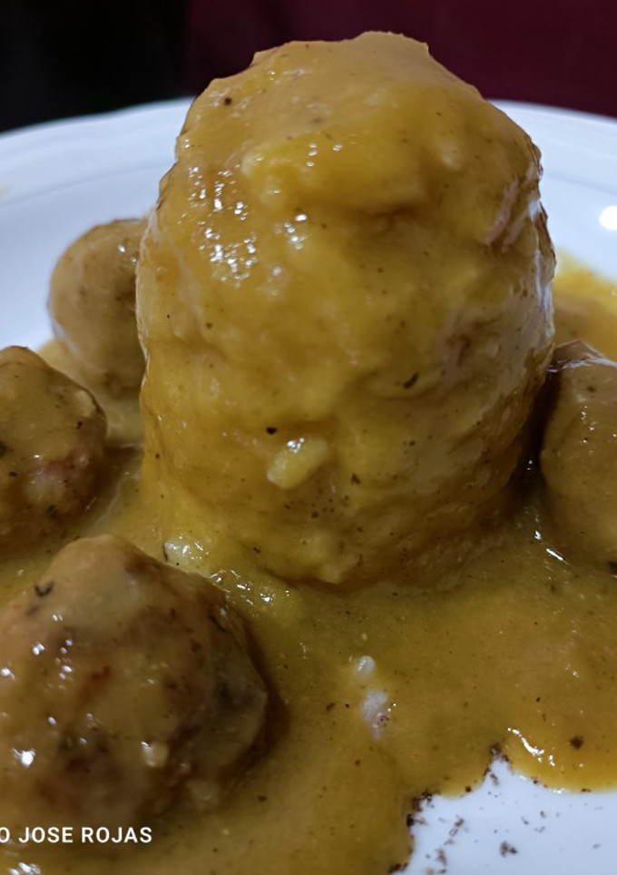 Una foto de Albóndigas en salsa de limón y curry 🙂🙂🙂