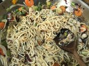 Una foto de noodles con col