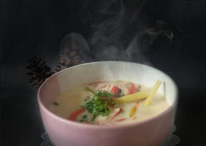 Tom kha Gai (Thai Coconut Chicken Soup)