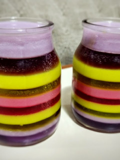 Una foto de Postre multicolor de gelatina