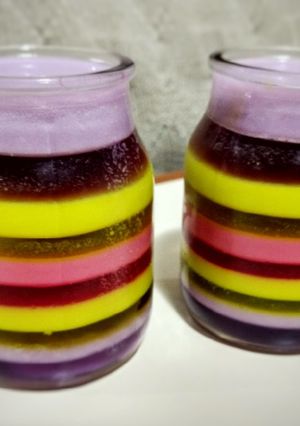Una foto de Postre multicolor de gelatina