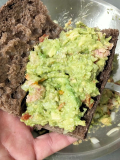 Una foto de Bocata de atún y aguacate con pico de gallo