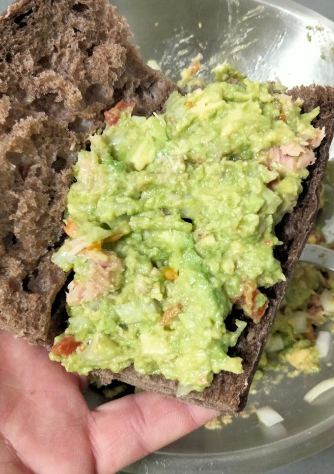 Una foto de Bocata de atún y aguacate con pico de gallo
