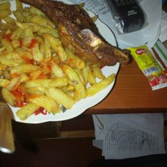 Chips served with chicken A picture of Chips served with chicken.