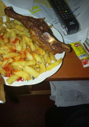 A picture of Chips served with chicken.