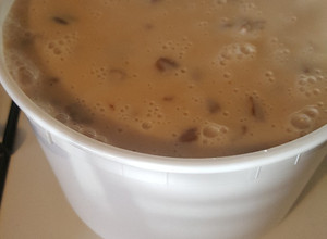Una foto de Atole de cajeta y nuez