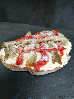Una foto de Bruschettas de berenjena y pimientos
