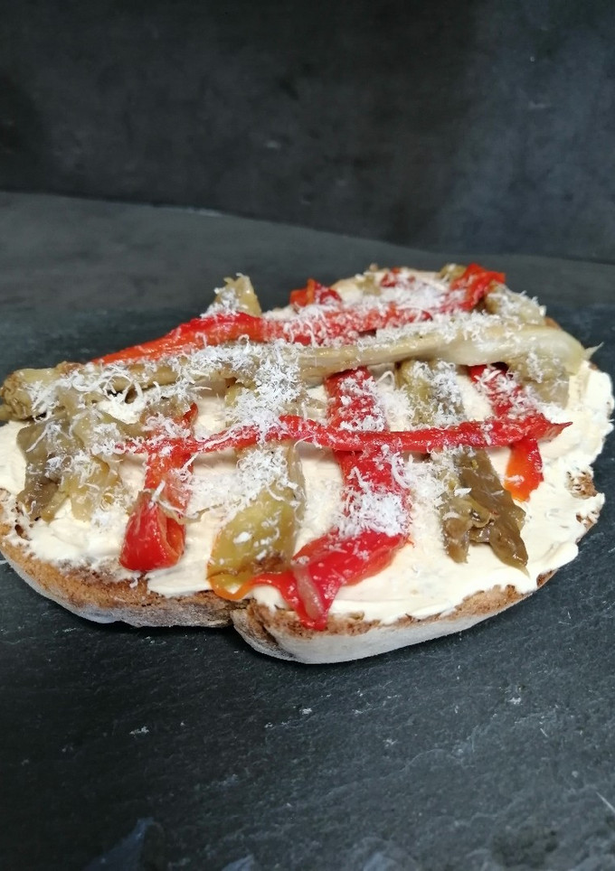 Una foto de Bruschettas de berenjena y pimientos