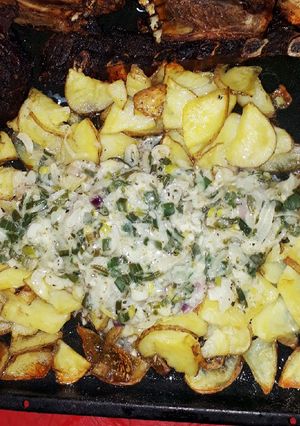 Una foto de Papas rústicas al horno con verdeo