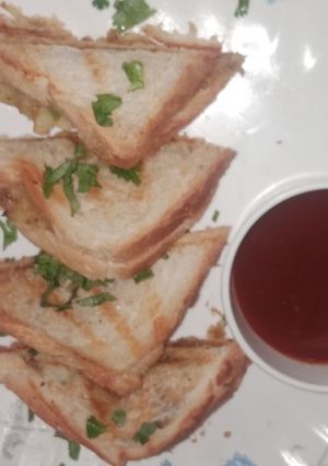 आलू के सैंडविच (Aloo ke sandwich recipe in hindi) रेसिपी मुख्य फोटो