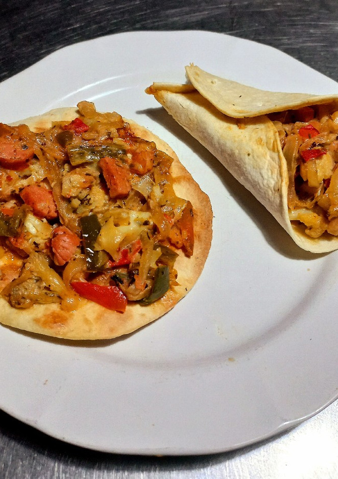 Una foto de Tacos c/lo que encontré en casa 🌮🏡🍅🫑