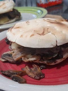 Una foto de Sándwich rápido champi-queso