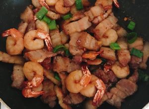 Hình của món Tôm rim thịt ba rọi.