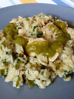 Una foto de Arroz con pollo y cilantro