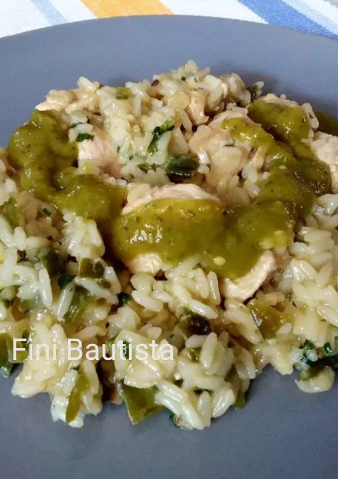 Una foto de Arroz con pollo y cilantro