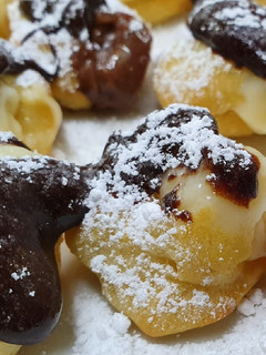 Una foto de Profiteroles con chocolate