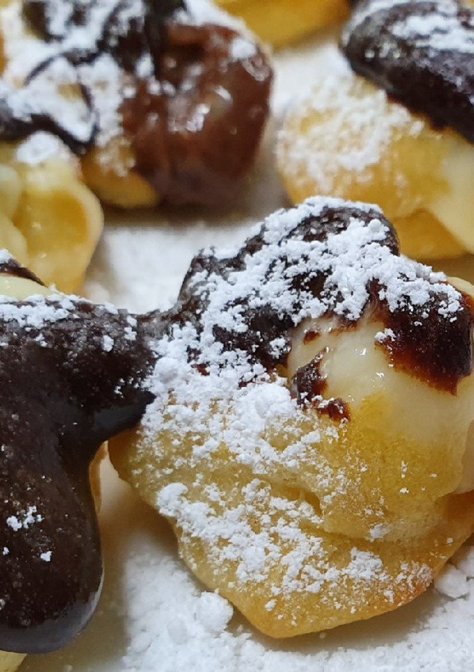 Una foto de Profiteroles con chocolate