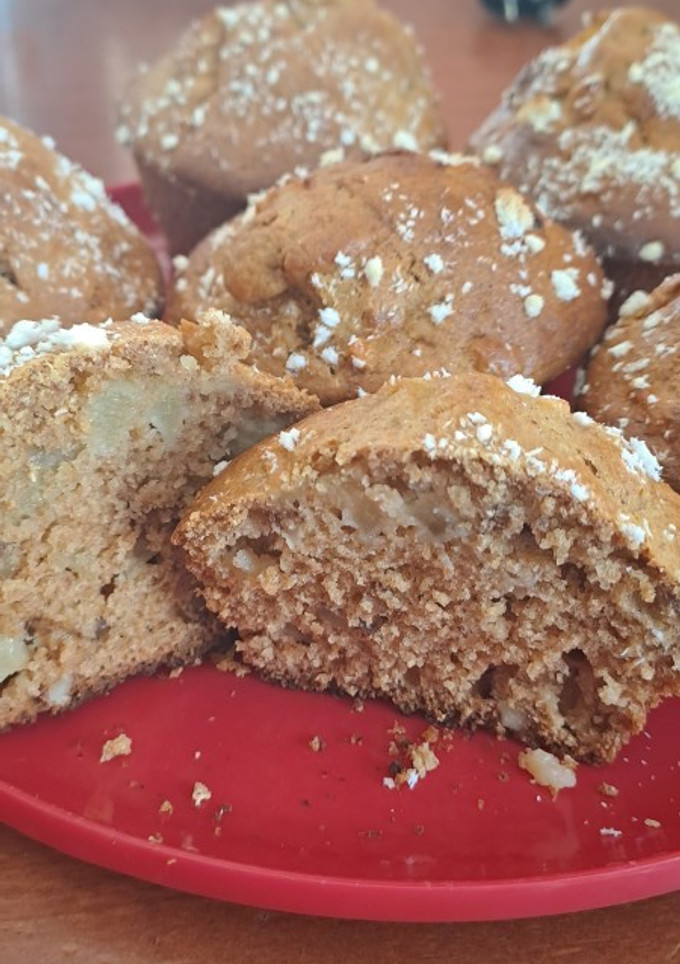 Una foto de Muffin de harina integral, con manzana, pasas y nueces