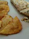 Merluza con queso gratinado y patatas fritas con pimientón rojo