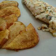 Una foto de Merluza con queso gratinado y patatas fritas con pimientón rojo
