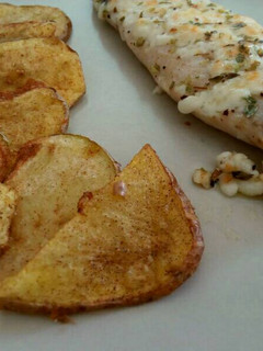 Una foto de Merluza con queso gratinado y patatas fritas con pimientón rojo