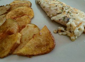 Una foto de Merluza con queso gratinado y patatas fritas con pimientón rojo