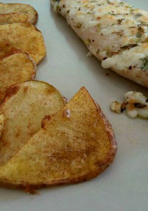 Una foto de Merluza con queso gratinado y patatas fritas con pimientón rojo