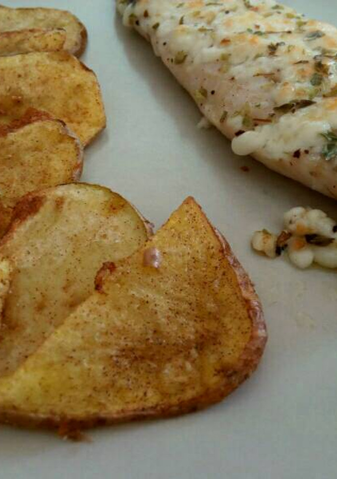 Una foto de Merluza con queso gratinado y patatas fritas con pimientón rojo