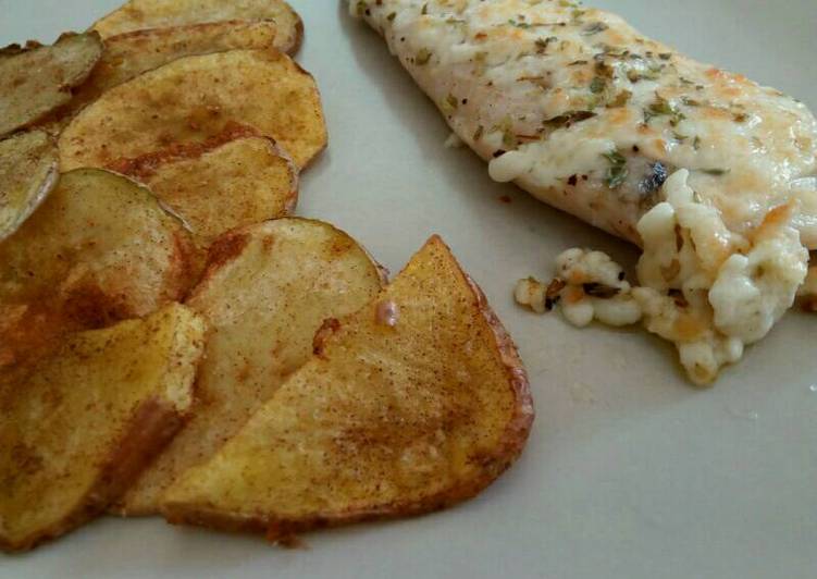 Merluza con queso gratinado y patatas fritas con pimientón rojo