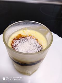 Una foto de Crema de mango con caramelo
