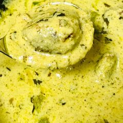 A picture of Creamy rich green gravy for koftas.