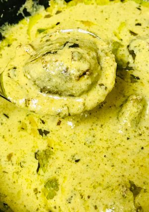 A picture of Creamy rich green gravy for koftas.