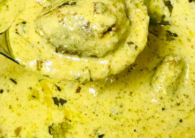 Creamy rich green gravy for koftas