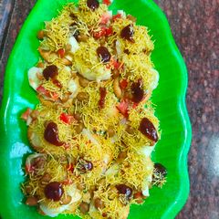 A picture of Monaco biscuit chaat.