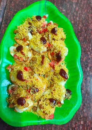 A picture of Monaco biscuit chaat.