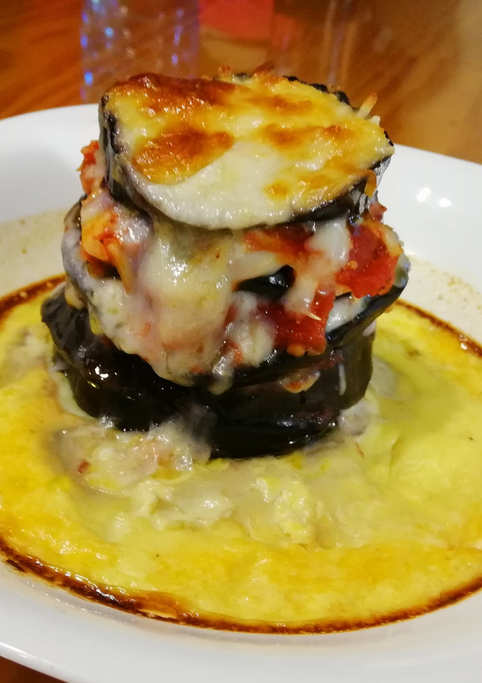 Una foto de Milhojas de berenjenas al horno