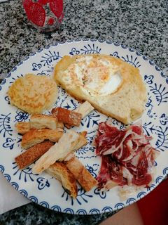 Una foto de Tostada frita con huevo
